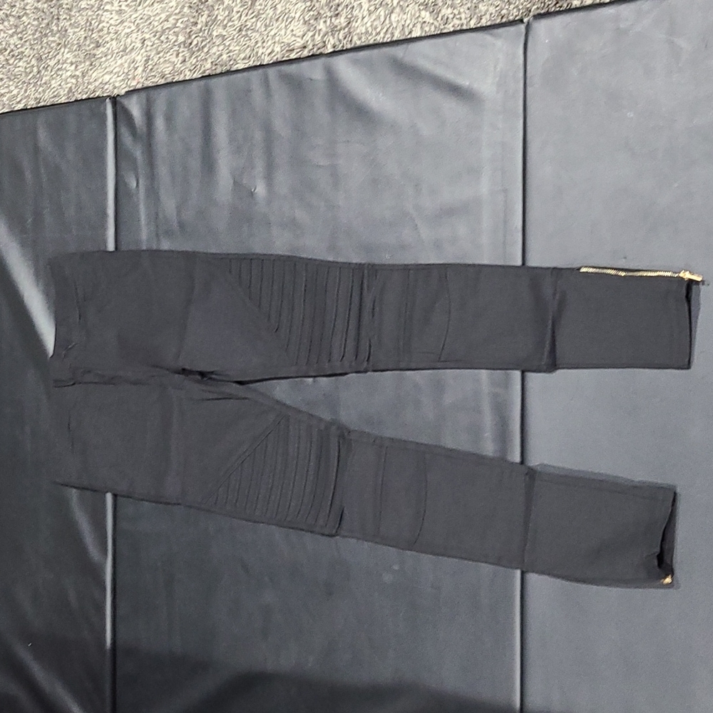 Leggings with zipped ankle, black size M no name brand. New never worn